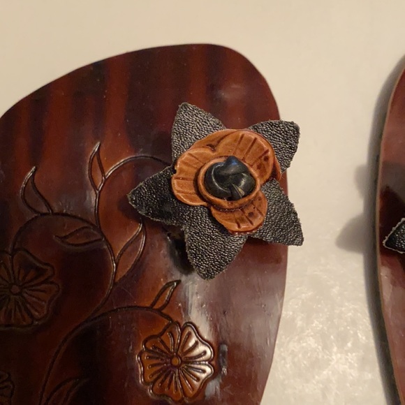 Sandals with cute flower between the toes and flowers on band. Approximately 7.5 - Picture 2 of 6